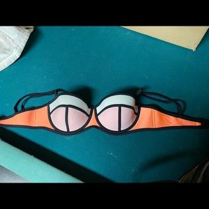 Triangl bikini top size small ++